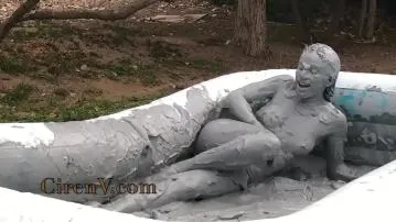 Ciren vs clay sploshing in pool video porn